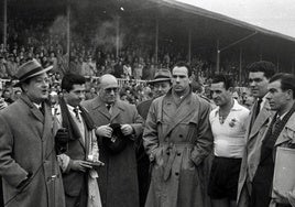 Zarra, con gabardina, y Felipe, a su lado con la camiseta del Racing, durante el homenaje que ambos compartieron en los Campos de Sport en 1954.