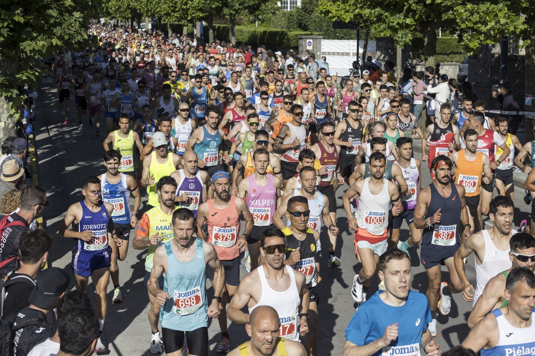 La salida de los corredores es uno de los momentos más espectaculares de la prueba. Nervios, prisas y tensión estallan en unos segundos.