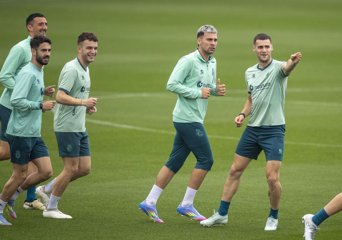 Mantilla, que hoy podría disputar su partido número 100 con el Racing, gesticula ante sus compañeros durante un entrenamiento esta misma semana.