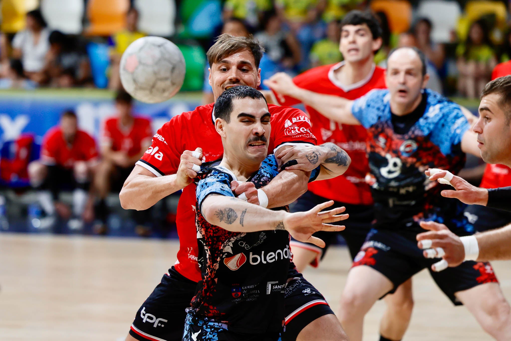 Matías Payá, central el Sinfín, intenta zafarse de Fabri Casanova, lateral del UBU Burgos.