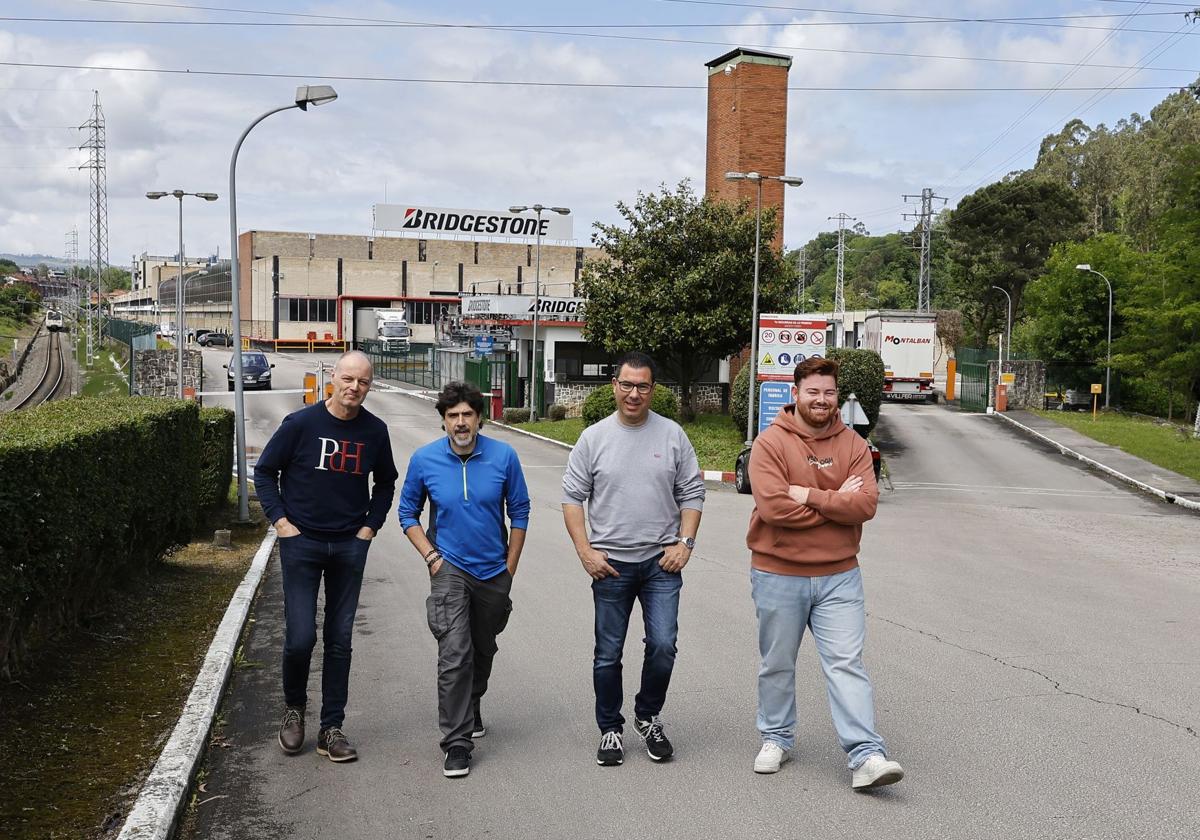 Jesús Díaz, Sergio Herrera, Eloy Santos y Alejandro Díaz caminan juntos delante de la fábrica de Puente San Miguel de Bridgestone.