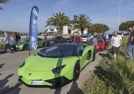 Los coches estuvieron expuestos por la mañana en el puerto deportivo Marina del Cantábrico de Camargo.