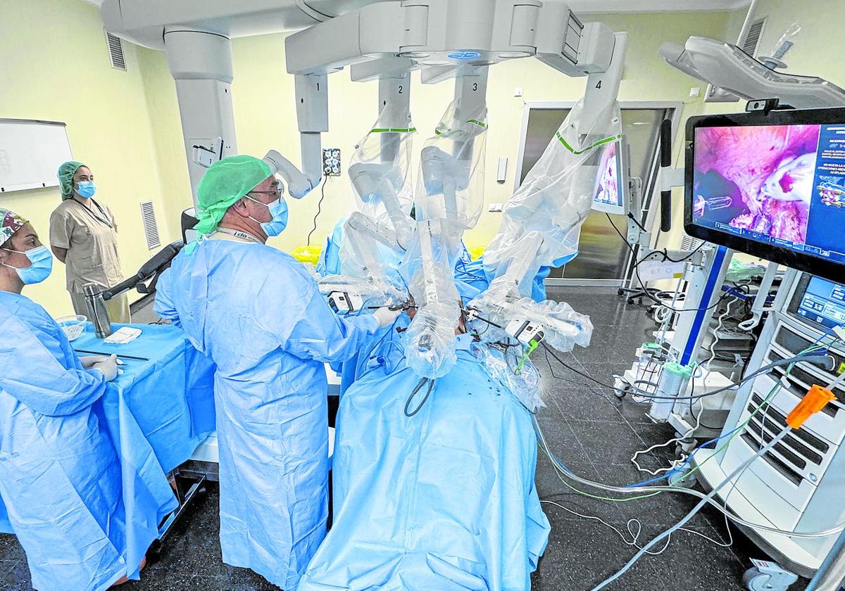 Personal sanitario realiza una intervención quirúrgica con el robot Da Vinci en el Hospital Valdecilla de Santander.