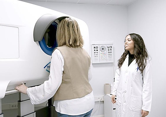 Una paciente se coloca en la máquina para su exploración oftalmológica con el sistema robotizado Doria.