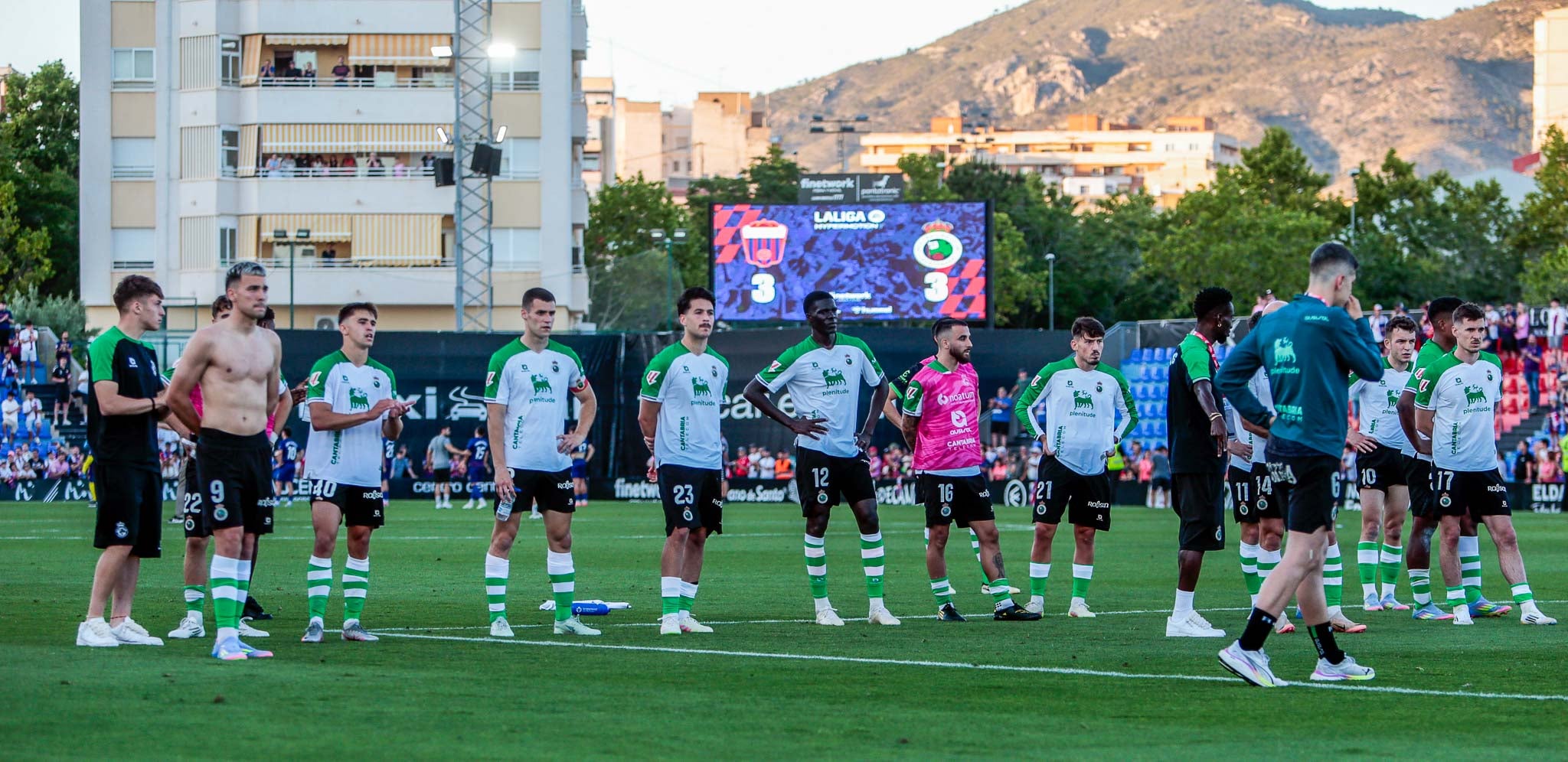 Los jugadores fuero a saludar a la afición después del partido