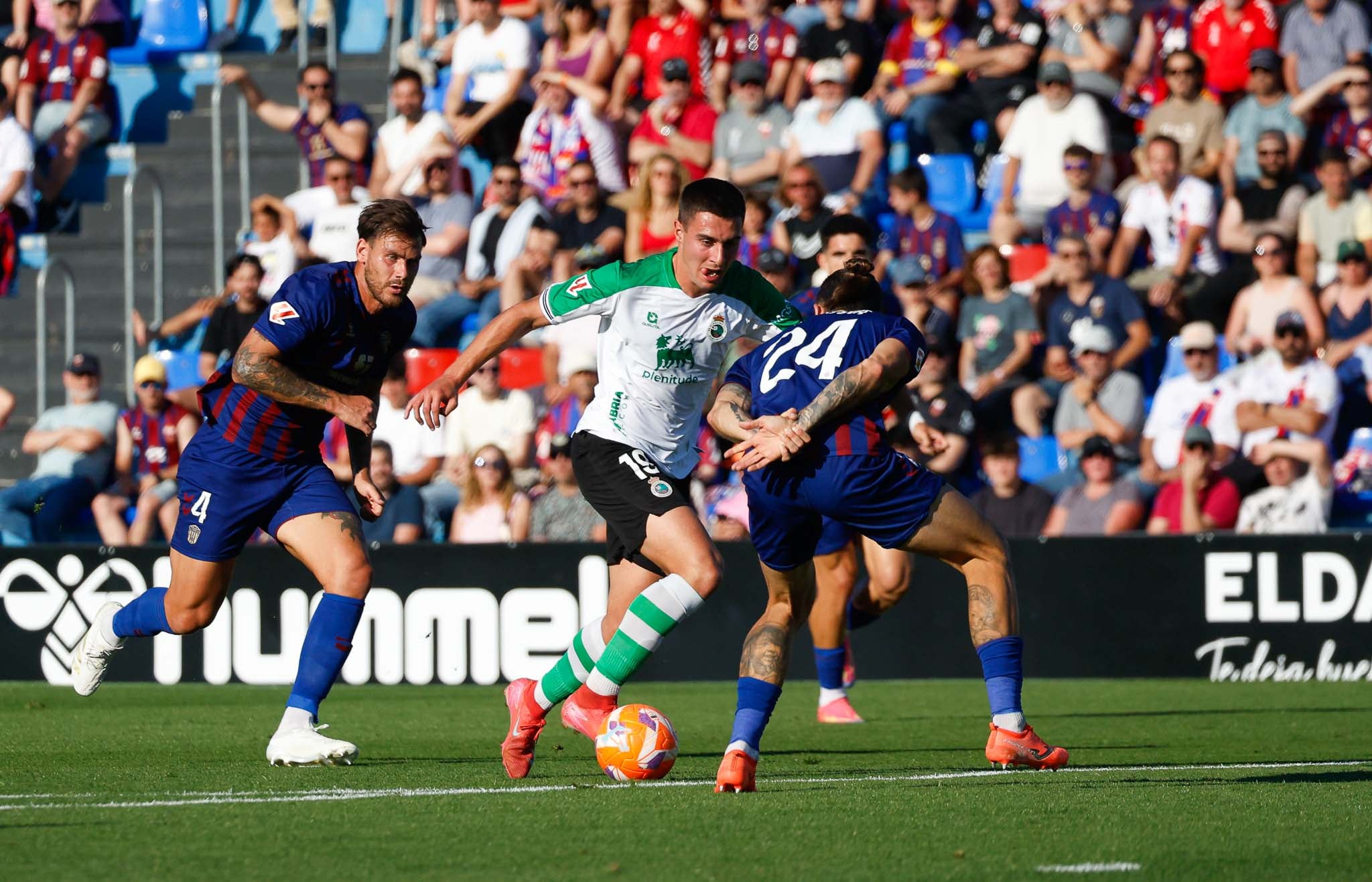 Karrikaburu lleva la pelota ante dos rivales.