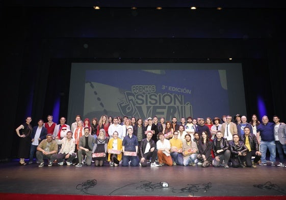 Foto grupal de los premiados y los encargados de entregar los galardones.