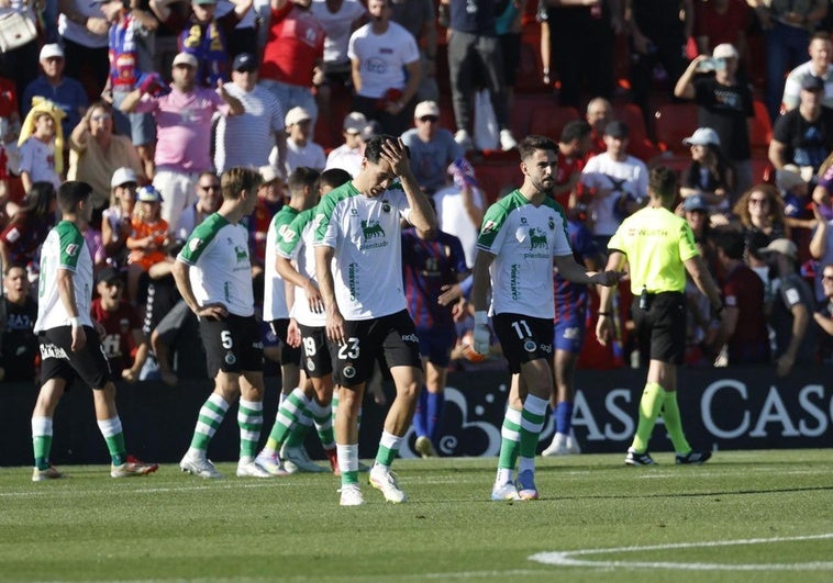 Meseguer y Andrés Martín, agotados y decepcionados al final del partido.