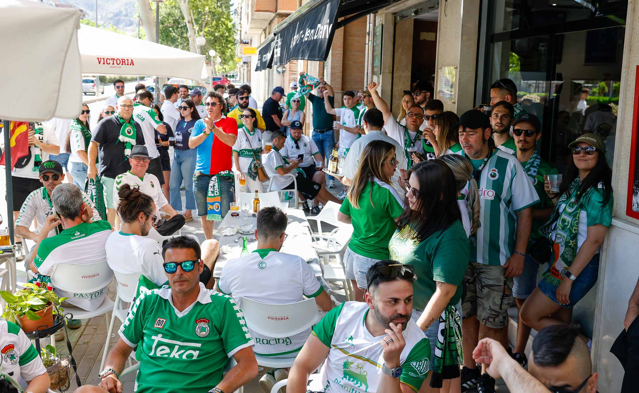Los aficionados verdiblancos se dejaron oír en las afueras del estadio del Eldense.