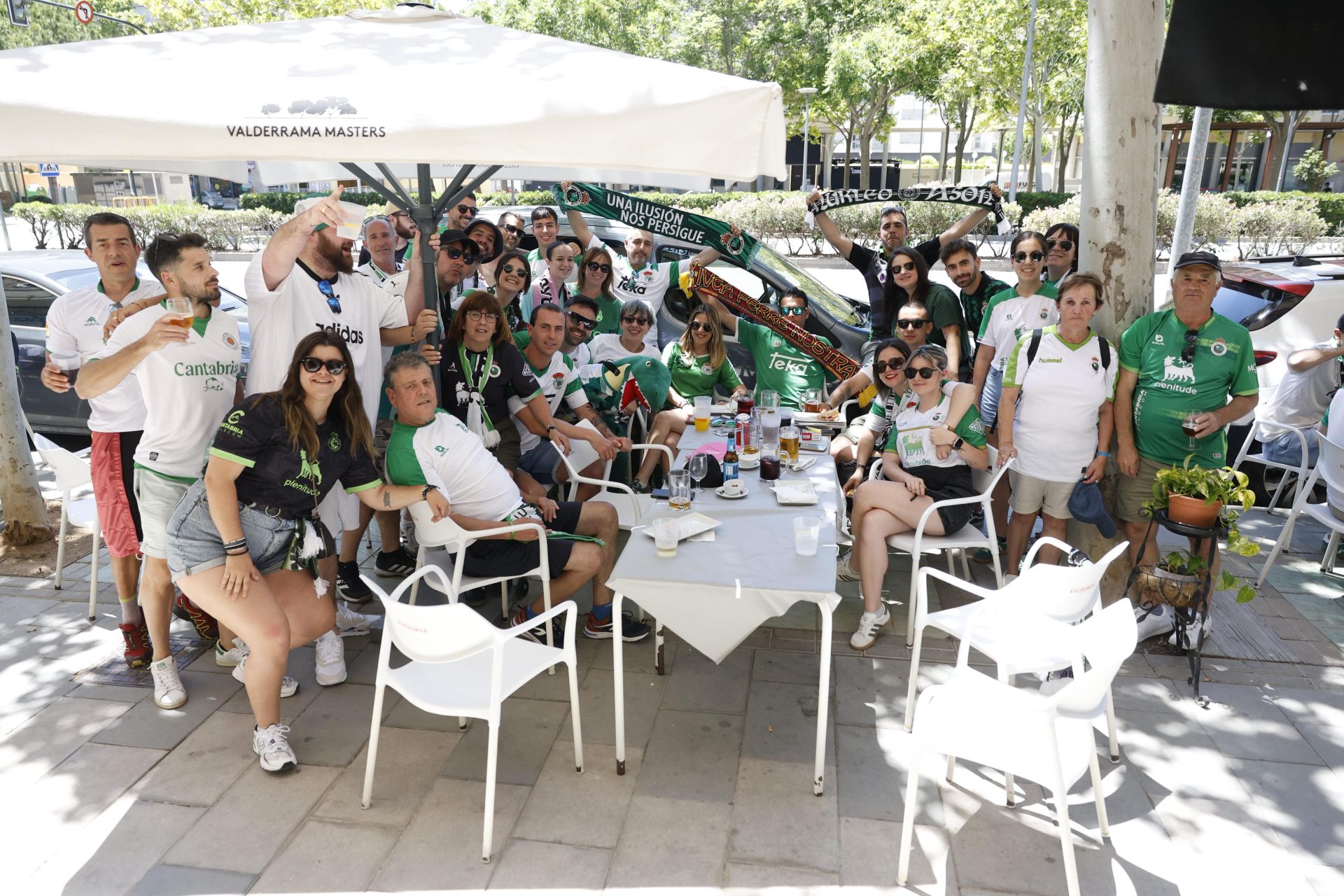 La afición del Racing afina las gargantas a la sombra en Elda