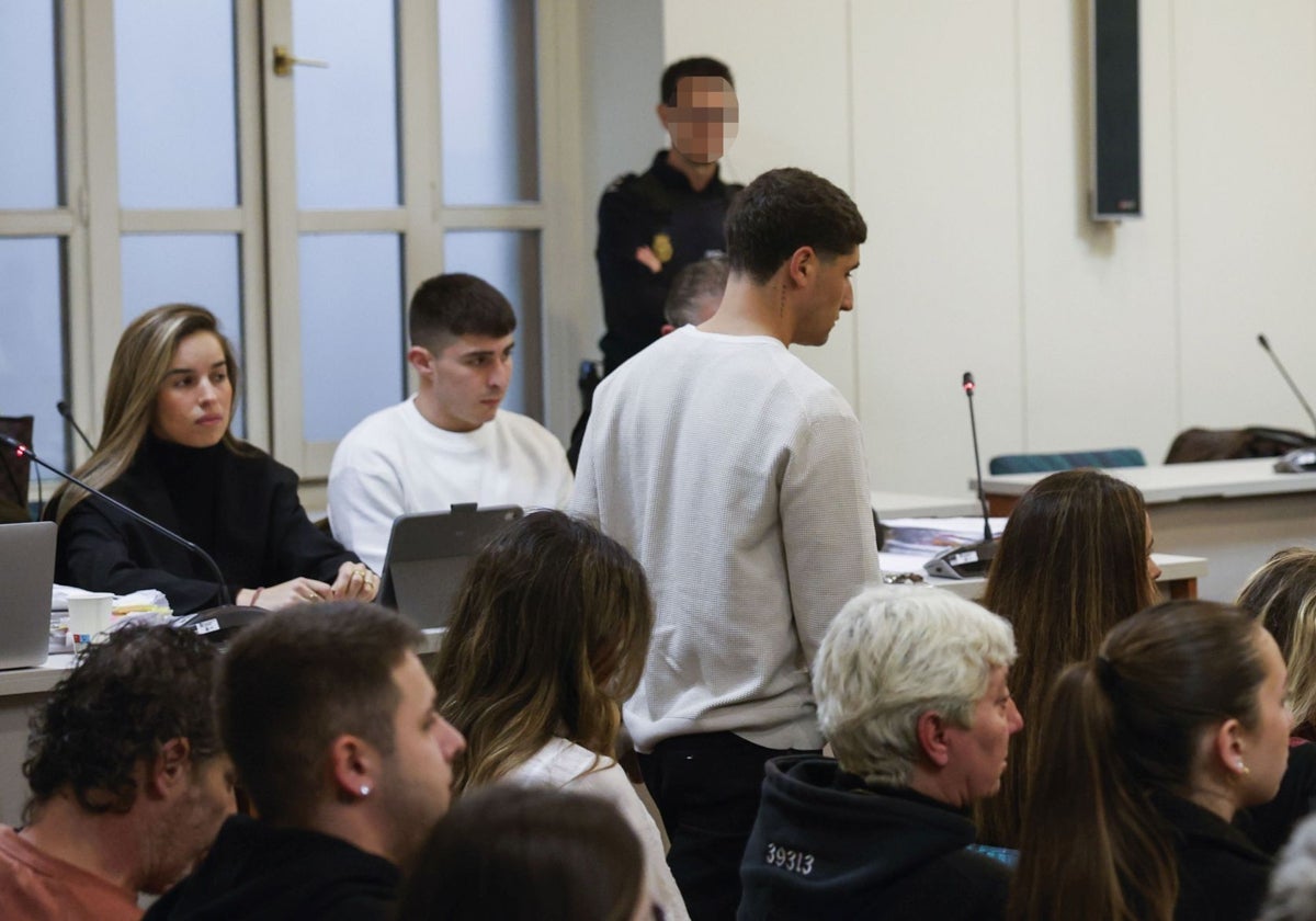 Ángel se acerca al estrado para declarar en el juicio ante la presencia del otro acusado, Rubén.