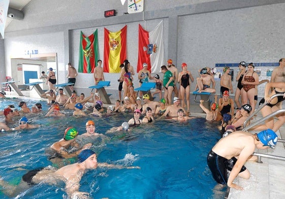 Los participantes esperando su turno para nadar kilómetros.