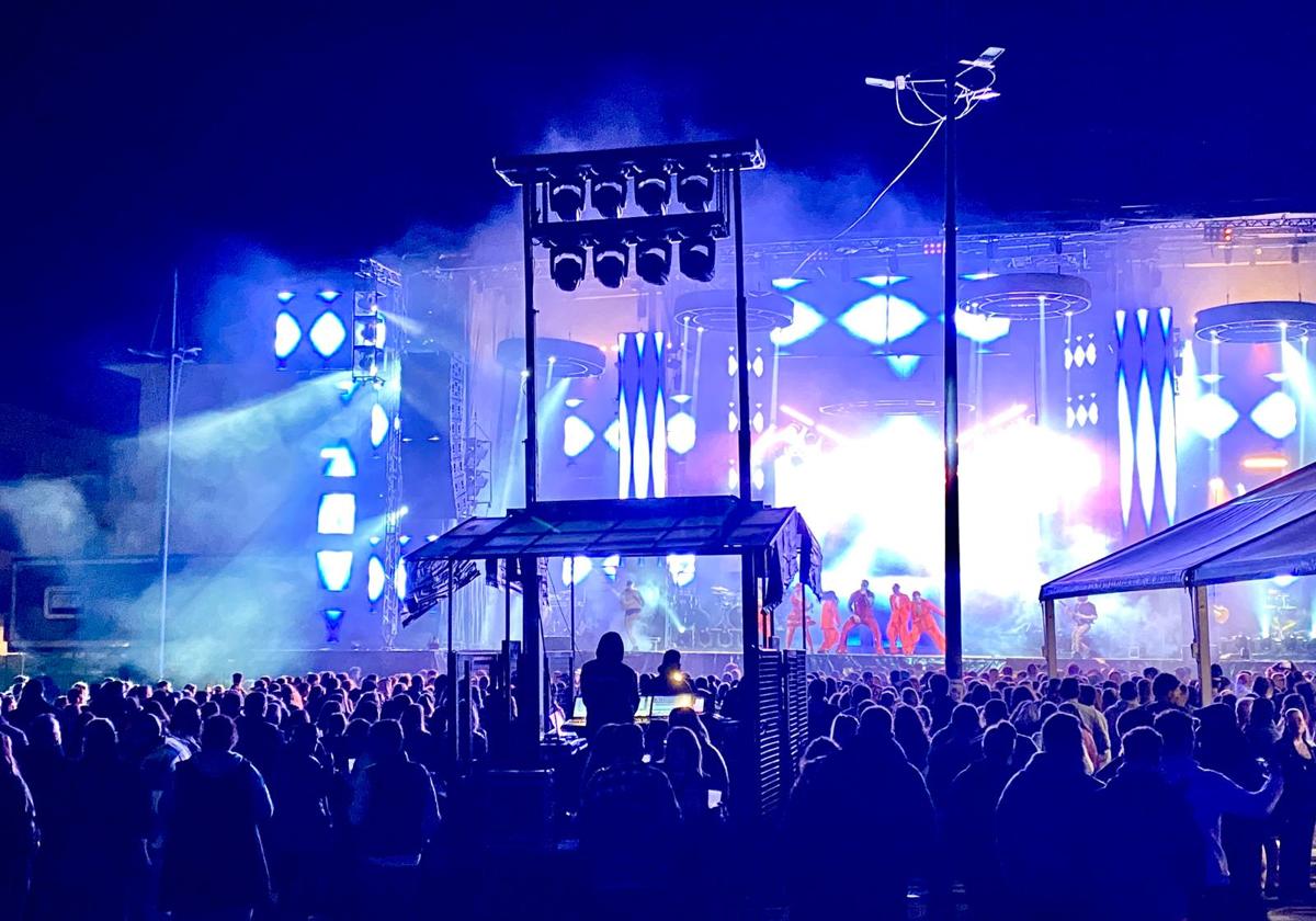 El público aplaudió, bailó y cantó con la orquesta Panorama City en las fiestas de Unquera.