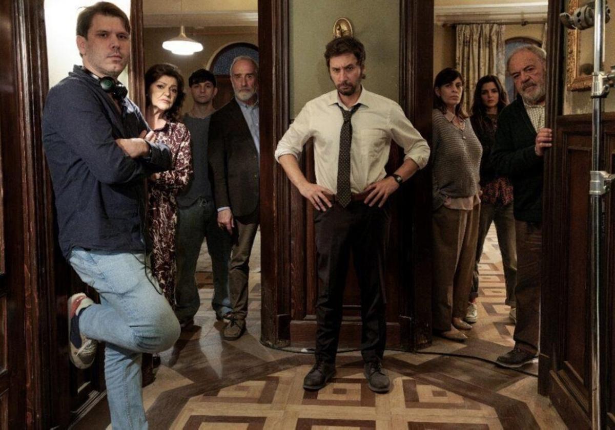 Los intérpretes de 'Votemos' en un fotograma de la película que se preestrena en Santander.
