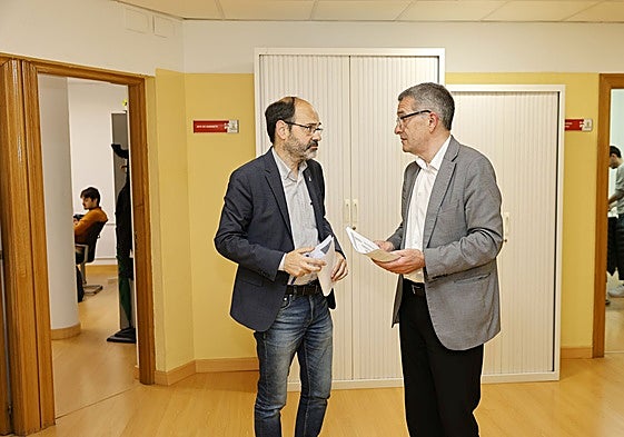 El concejal de Obras, José Luis Urraca, y el concejal de Hacienda, Pedro Pérez Noriega, charlan antes de comparecer conjuntamente.