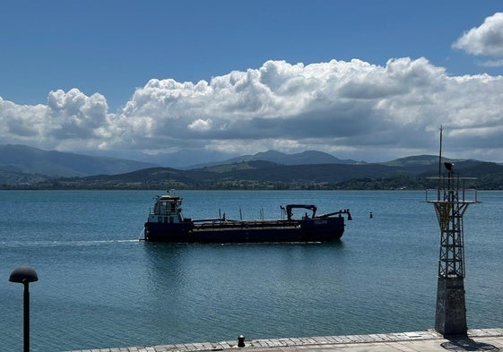 La draga trabajando en la bahía de Santoña, a la altura e la plaza de toros.