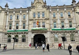 El balcón del Ayuntamiento de Santander 'se viste' de verdiblanco en apoyo al Racing