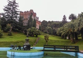 Una de las obras que se encuentran en los jardines de Ocharan con el palacio al fondo.