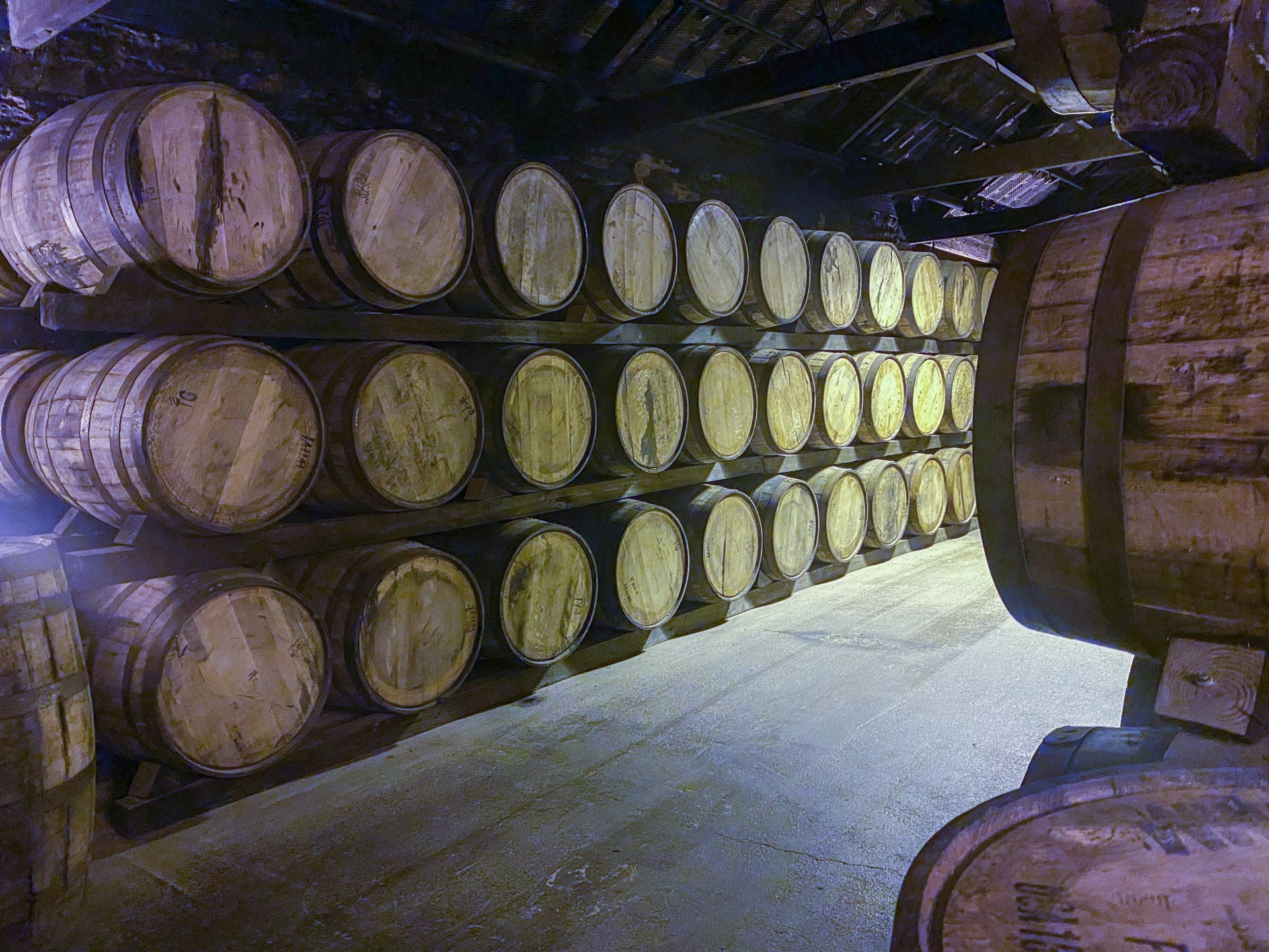 Las barricas en las que se conserva el whiskey irlandés., muchas procedentes del sur de España.
