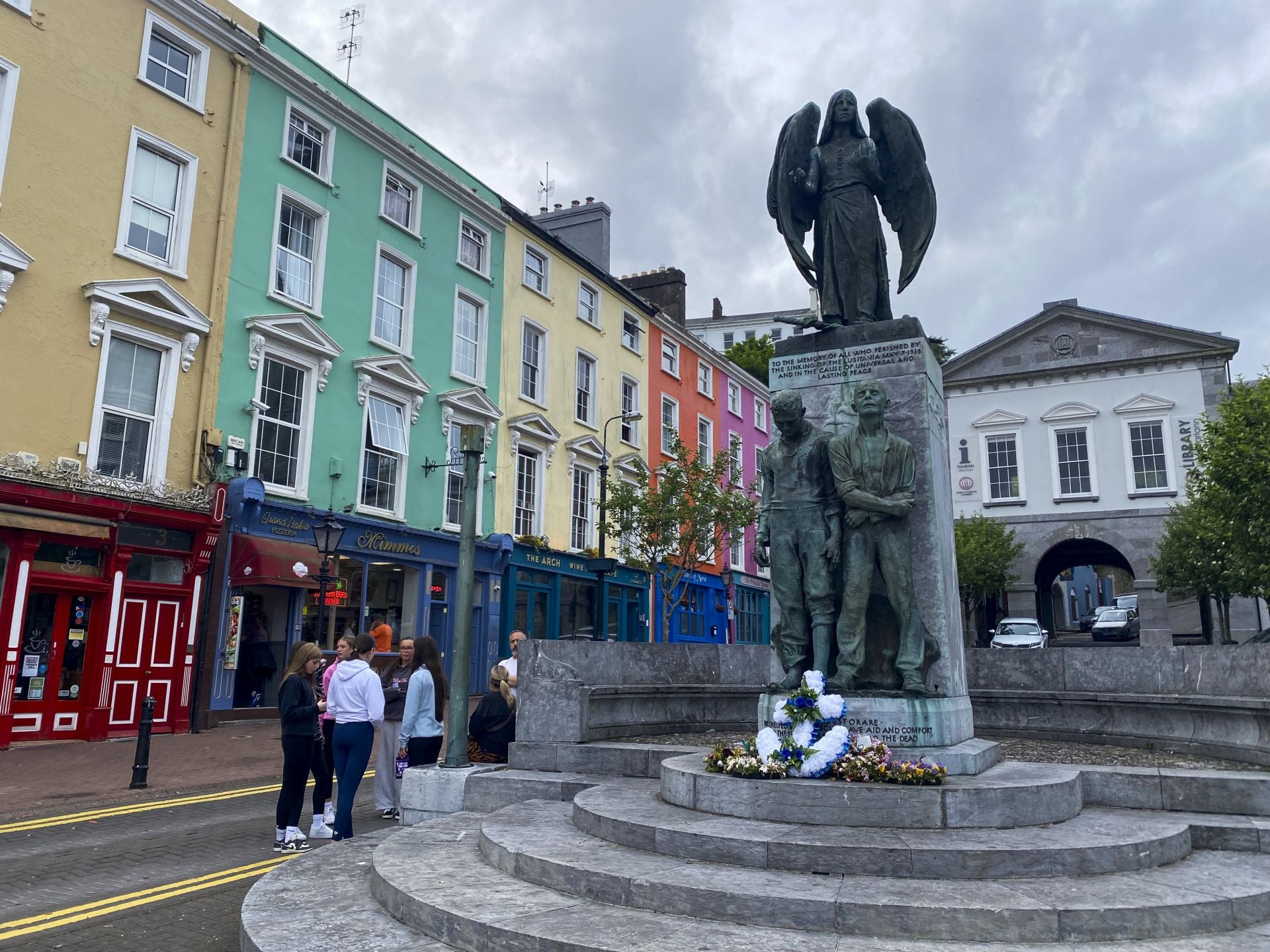 Casement Square, en Cobh, con el monumento que recuerda a los pescadores que ayudaron a rescatar a los que viajaban a bordo del hundido Lusitania.