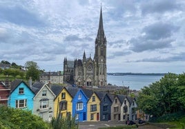 La imagen icónica de Cobh, con las casas de colores conocidas como 'la baraja de cartas' y la catedral de San Colmán.