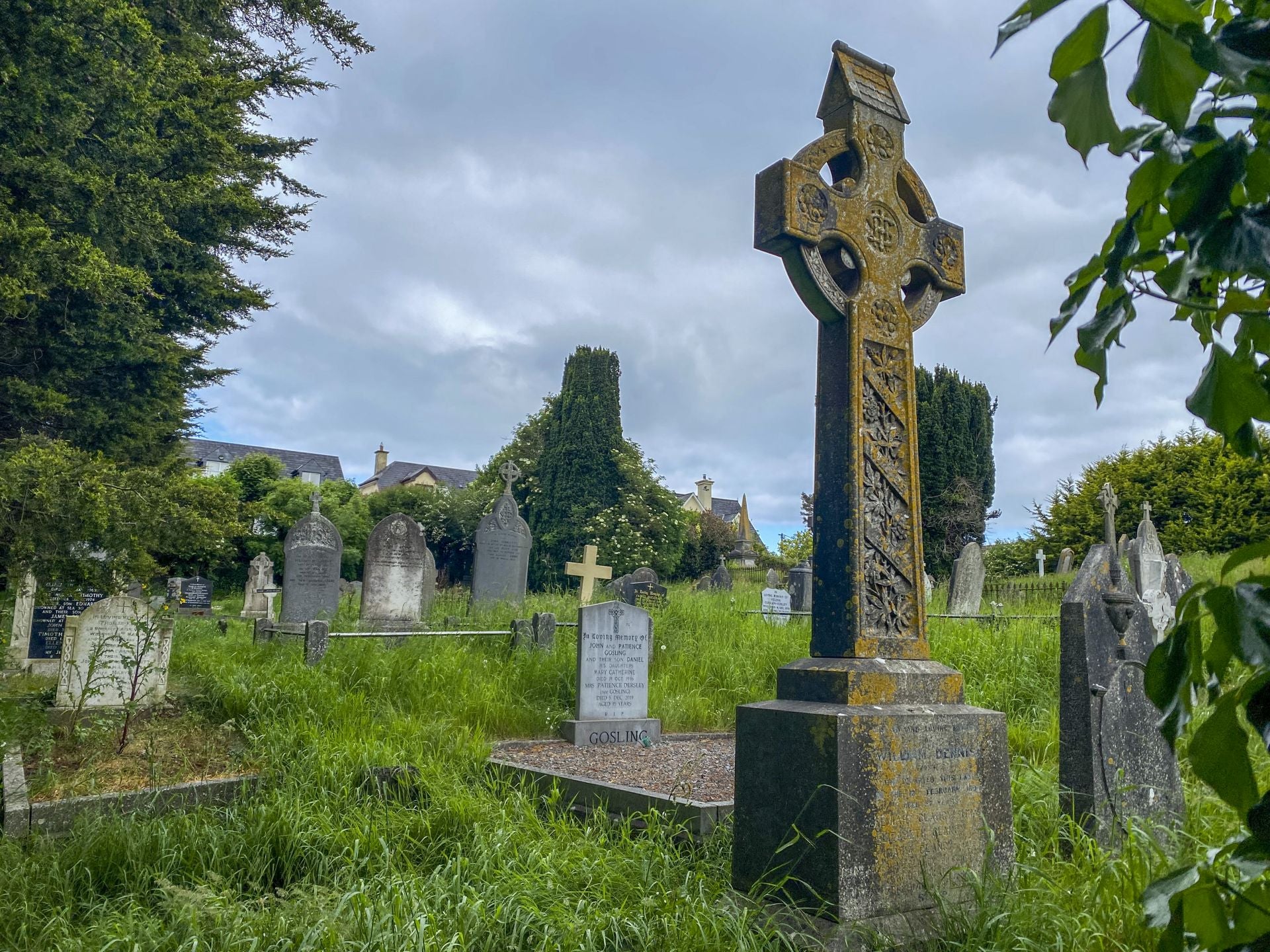 Cruz céltica en un cementerio de Kinsale.