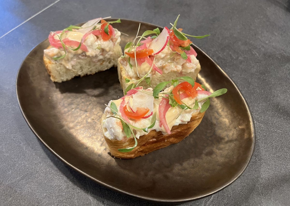 Imagen secundaria 1 - Pan soplao, anchoa y emulsión de aceituna; ensalidalla sobre brioche y steak tartar de solomillo de vaca.