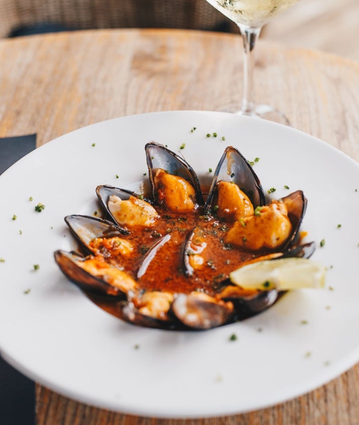 Imagen secundaria 2 - Carabineros, sandwich «lobster roll» de bogavante y mejillones con leche de coco y curry.