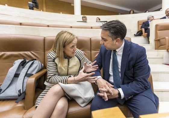 Isabel Urrutia y Carlos Caramés, ambos del PP, ayer en el Parlamento.