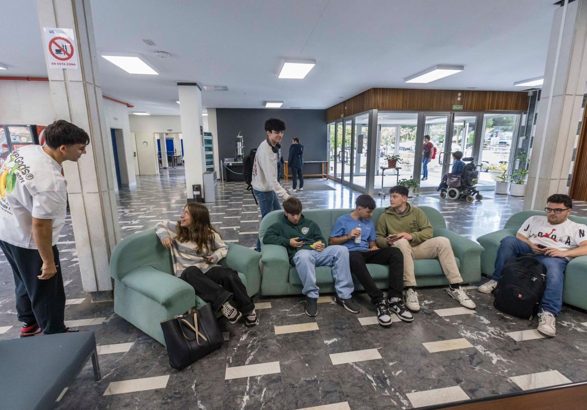 Alumnos de Informática descansan esta mañana en el hall de la Facultad de Ciencias tras un examen.