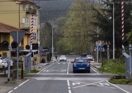 Los coches circulan por uno de los pasos a nivel de Renedo de Piélagos.