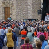 Manifestación en apoyo a la plantilla de Bridgestone, en Torrelavega el 8 de abril.
