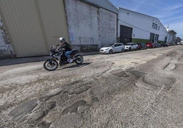Los baches de una de las carreteras más deterioradas del polígono de Raos.