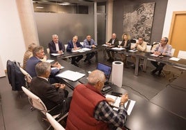 Los afectados por los derribos con Roberto Media.