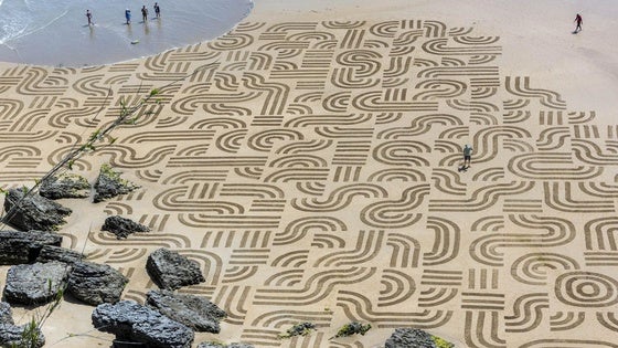 Así se veía desde arriba el dibujo realizado este martes por el artista catalán en la playa de Mataleñas.