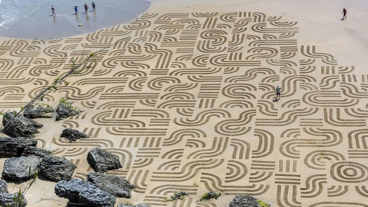 Así se veía desde arriba el dibujo realizado este martes por el artista catalán en la playa de Mataleñas.