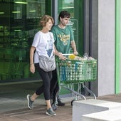 Dos clientes salen del Mercadona de Bahía Real con su compra.