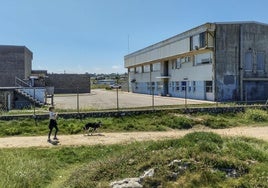 Una mujer pasea frente al edificio del Instituto Español de Oceanografía, ubicado en Corbanera.
