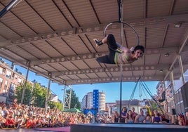 Una acróbata de la Escuela de Circo y Teatro Físico realiza un espectáculo en la pista cubierta de La Llama ante cientos de personas, en Torrelavega.