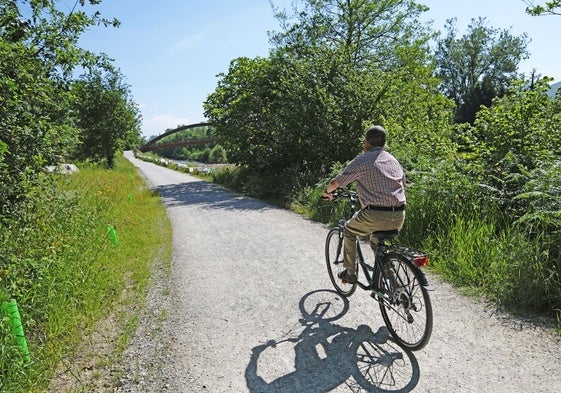 Un hombre atraviesa en bici una de las sendas que ha sido acondicionada.