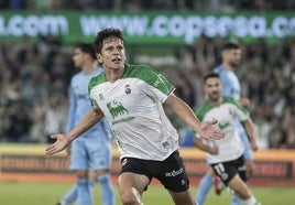 Marco Sangalli celebra su gol ante el Burgos en los Campos de Sport. El punto álgido del Racing.