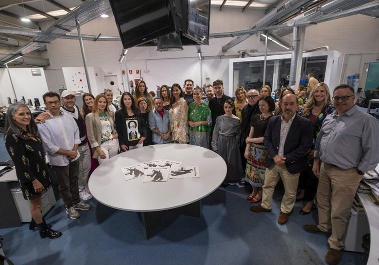 Diseñadores, organizadores y patrocinadores del evento posan en la redacción de El Diario Montañés junto a su director, Íñigo Noriega.