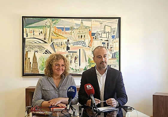La concejala de Igualdad, Patricia Portilla, y el alcalde de Torrelavega, Javier López Estrada.
