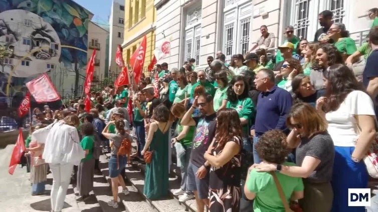 Primera jornada de huelga docente: concentración en el IES Santa Clara