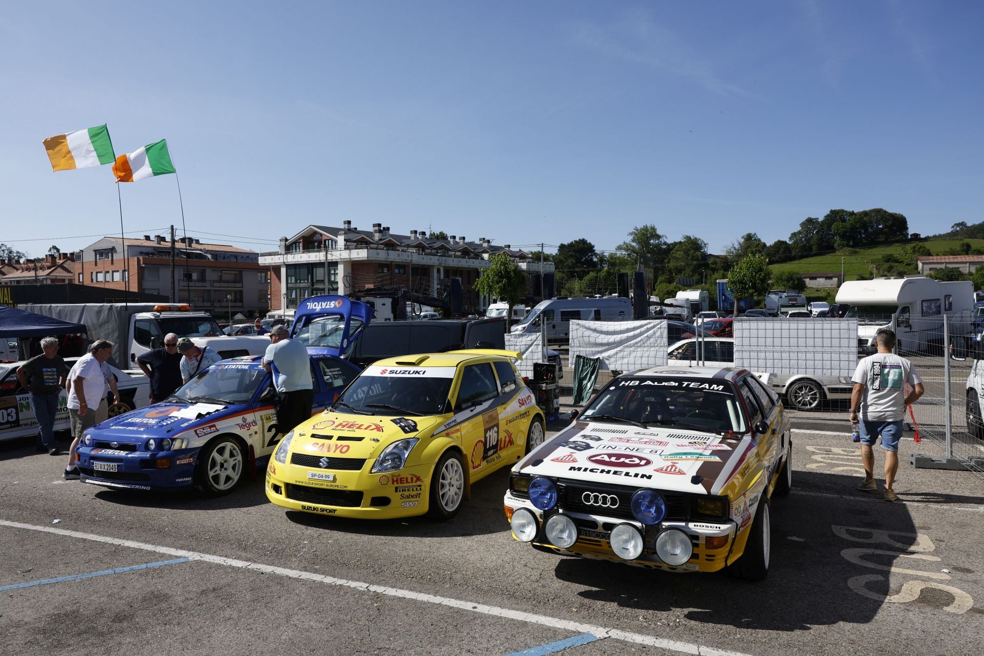 El Ford Escort de Tom Geraghty, el Suzuki Swift de Darren O'Connor y el Audi Quattro de Jonathan Radley, en el parque cerrado del Rallye Festival Hoznayo.