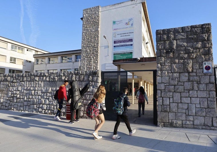 Estudiantes entrando esta mañana al IES José María de Pereda.