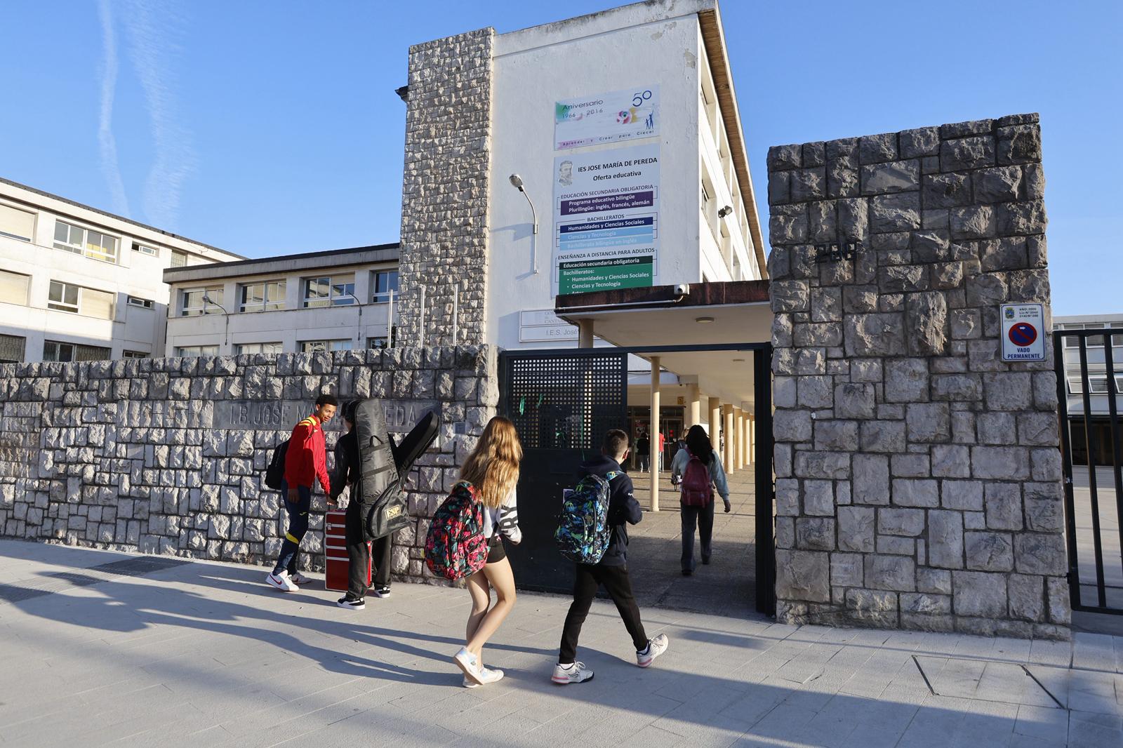 Varios alumnos asisten a primera hora a clase en la jornada de huelga.