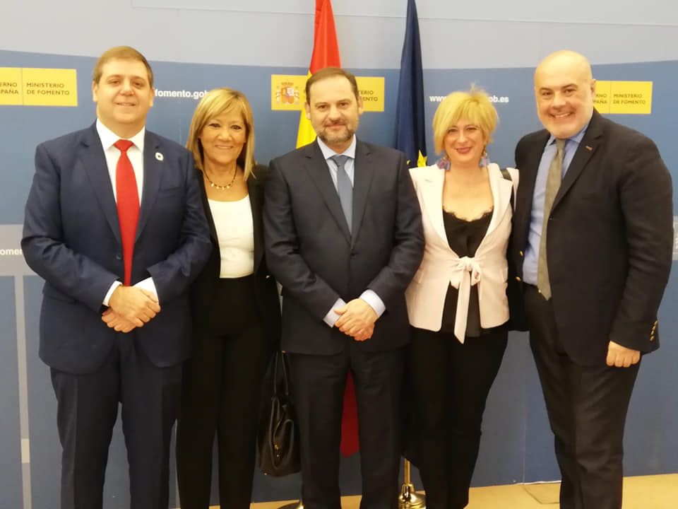 Díez (la cuarta por la izquierda), en el Ministerio de Fomento junto al entonces ministro José Luis Ábalos (en el centro) y el expresidente de Correos, Juan Manuel Serrano (primero por la izquierda).