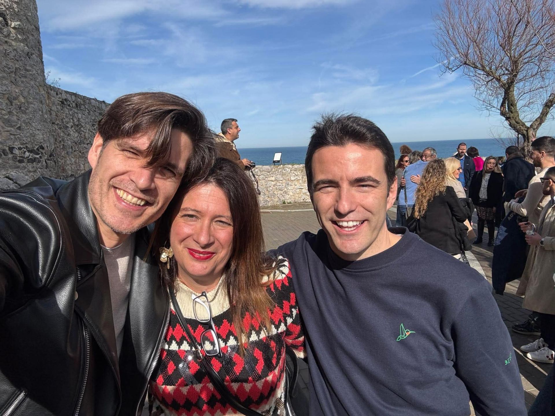 Antonio Bezanilla y Pedro Casares posan con Leire Díez durante la campaña de primarias del pasado febrero en el PSOE de Cantabria