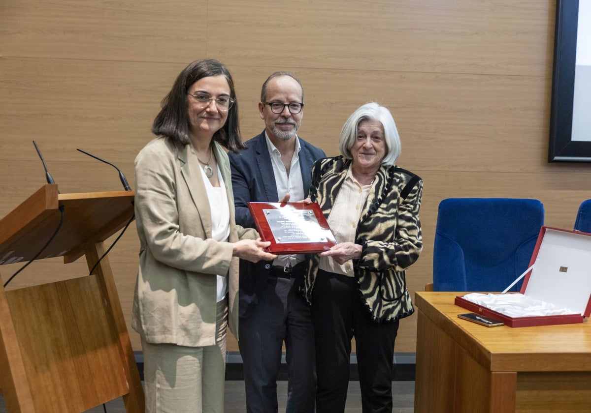 La rectora, Conchi López, y el decano del Colegio de Ingenieros Industriales de Cantabria, Fernando Rodríguez, le entregan a Dolores Gutiérrez-Cortines la placa que reconoce el legado de su padre, el ingeniero cántabro Manuel Gutiérrez-Cortines.